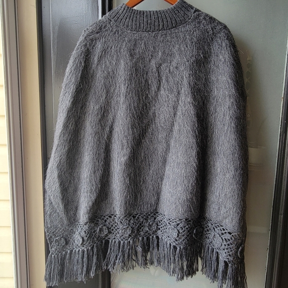 Novica Alpaca Blend Embroidered Floral Cape Fringe Size M Charcoal Made in Peru - Picture 5 of 9